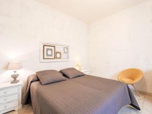 A bed or beds in a room at Apartment Aloe by Interhome