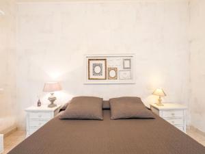 A bed or beds in a room at Apartment Aloe by Interhome