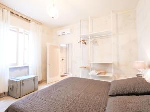 A bed or beds in a room at Apartment Aloe by Interhome