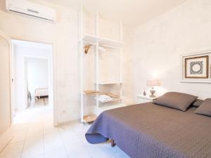 A bed or beds in a room at Apartment Aloe by Interhome