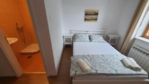 Postel nebo postele na pokoji v ubytování Prenočišča Center Mir In Dobro
