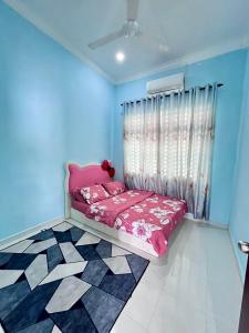 En eller flere senge i et værelse på mommy cottage pool homestay