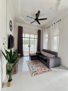 Et opholdsområde på mommy cottage pool homestay