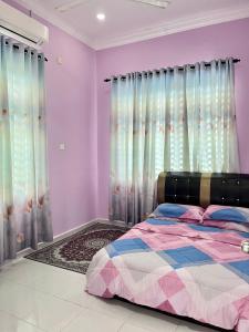 En eller flere senge i et værelse på mommy cottage pool homestay