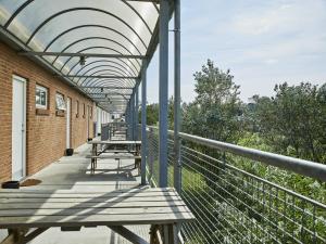 einen überdachten Gang mit Bänken an einem Gebäude in der Unterkunft Hostel Herning in Herning + 6 Fotos