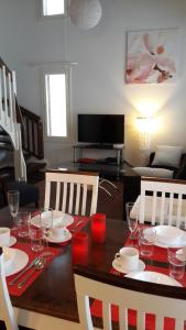 una mesa de comedor con platos y copas de vino. en Apartment Marta, en Vuokatti