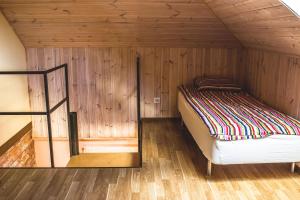 Giường trong phòng chung tại Holiday Home Četri Vēji