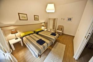 ein Schlafzimmer mit einem großen Bett mit gelben Kissen in der Unterkunft B&B Livingstone in Cagliari