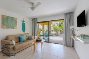 una sala de estar con un sofá y una mesa en Casa Betta WiFi and Pool iRent Fuerteventura, en Corralejo