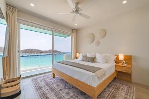 une chambre avec un lit et une grande fenêtre dans l'établissement 3044 - Playa Sur Santa Cruz 301, à Santa Cruz Huatulco 32 autres photos