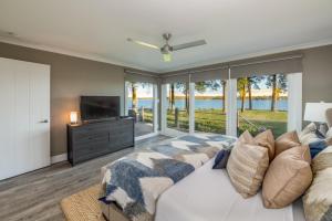 Μια τηλεόραση ή/και κέντρο ψυχαγωγίας στο Lake Norman Playaway