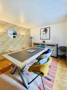 ein Wohnzimmer mit einer Tischtennisplatte und Stühlen in der Unterkunft Beautiful Cottage Disneyland Paris - Rentaway BnB in Chessy