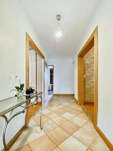 einen Flur mit einem Glastisch in einem Zimmer in der Unterkunft Beautiful Cottage Disneyland Paris - Rentaway BnB in Chessy