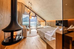 een hotelkamer met een open haard in een slaapkamer bij Hotel Seevilla Wolfgangsee in St. Wolfgang