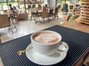 Příslušenství pro přípravu čaje a kávy v ubytování Warehouse18 Pool Cafe Resort
