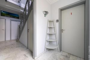 Una escalera en un pasillo junto a una puerta en La Louve - Big Place & Garden - Parking Gratuit en Bruselas