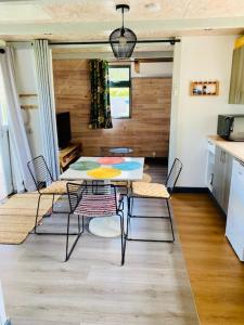 Η κουζίνα ή μικρή κουζίνα στο Chalet atypique au calme avec emplacement idéal +4 φωτογραφίες