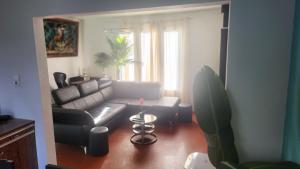 ein Wohnzimmer mit Sofa und Tisch in der Unterkunft Sogo in Villeneuve-sur-Lot