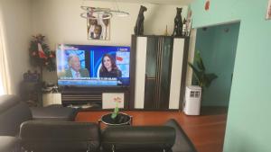 ein Wohnzimmer mit Sofa und Flachbildfernseher in der Unterkunft Sogo in Villeneuve-sur-Lot