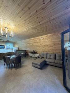 Istumisnurk majutusasutuses Cottage on the Edge of the Forest in Surami