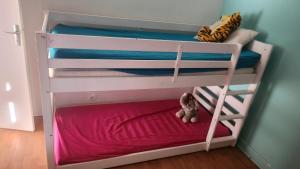 ein Etagenbett mit einem Teddybären auf dem unteren Etagenbett in der Unterkunft Sogo in Villeneuve-sur-Lot