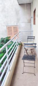 2 bancs assis sur une terrasse couverte avec une table dans l'établissement casa verde lucas, à Mindelo