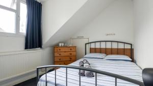 Ένα ή περισσότερα κρεβάτια σε δωμάτιο στο Pebbles guest house room 8