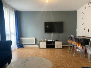 TV/trung tâm giải trí tại Maison familiale JO 2024