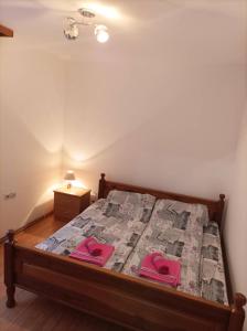Una cama o camas en una habitación de Apartmani Milivojevic