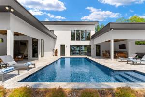 Bazén v ubytování Shoreline on Stonemarker nebo v jeho okolí