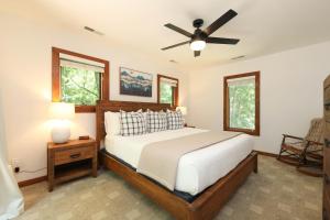 een slaapkamer met een bed en een plafondventilator bij Luxury Mountaintop Family Retreat in Lyndhurst
