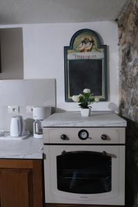 eine Küche mit einem Backofen und einem Bild an der Wand in der Unterkunft Joy's nest in Todi