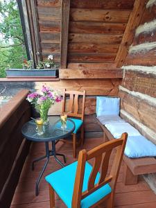 Posezení v ubytování Apartman egy Makovecz Imre tervezte házban
