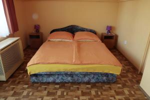 A bed or beds in a room at Bianka Apartman