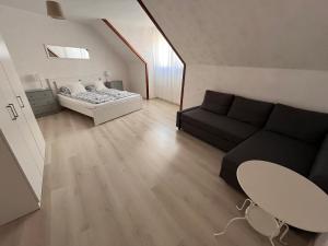 Posteľ alebo postele v izbe v ubytovaní Pacsirta Apartman Grand