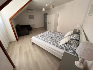 Posteľ alebo postele v izbe v ubytovaní Pacsirta Apartman Grand