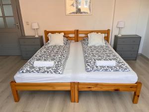 Posteľ alebo postele v izbe v ubytovaní Pacsirta Apartman Grand