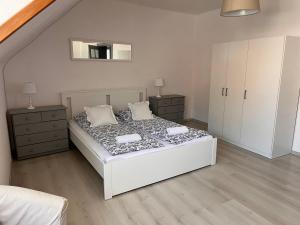 Posteľ alebo postele v izbe v ubytovaní Pacsirta Apartman Grand