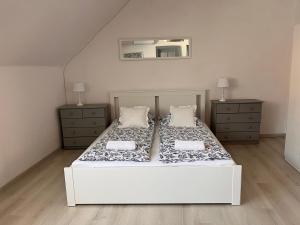 Posteľ alebo postele v izbe v ubytovaní Pacsirta Apartman Grand
