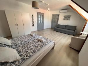 Posteľ alebo postele v izbe v ubytovaní Pacsirta Apartman Grand