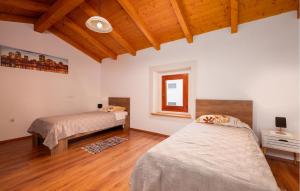 Habitación con 2 camas, ventana y techo de madera. en Beautiful Apartment In Sisan With Wifi, en Šišan