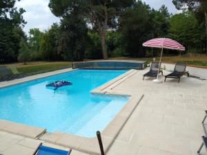 Bazén v ubytování L'échappée du Canal - Piscine - Cheminée - Clim - Parking privé gratuit - 8 personnes - 3 chambres - Parc nebo v jeho okolí