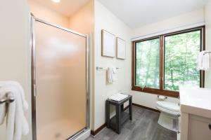 Et badeværelse på Cozy Mountain Retreat * Dog Friendly + 15 billeder