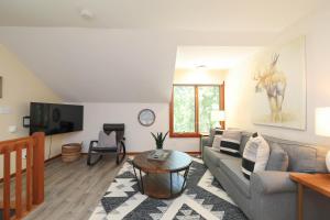 Et tv og/eller underholdning på Cozy Mountain Retreat * Dog Friendly