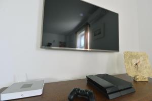 Televízia a/alebo spoločenská miestnosť v ubytovaní Villa D'Arsa