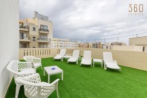 Rõdu või terrass majutusasutuses Spacious 4BR Terraced House with Rooftop Access by 360 Estates
