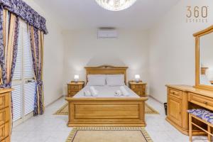 Spacious 4BR Terraced House with Rooftop Access by 360 Estates 객실 침대
