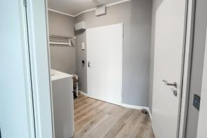 a hallway with a door leading to a bathroom at Schleswiger Ausblick in Schleswig +9 photos