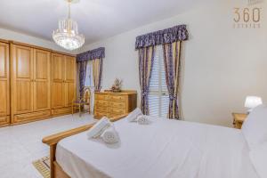 Spacious 4BR Terraced House with Rooftop Access by 360 Estates 객실 침대
