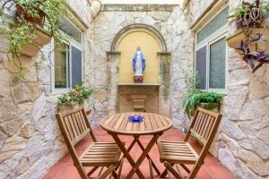 Spacious 4BR Terraced House with Rooftop Access by 360 Estates 파티오 또는 야외 공간